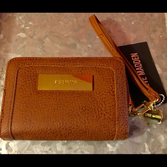 Steve Madden Handbags - Steve Madden quilt chevron 6x4” wallet .